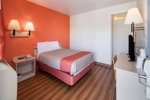 Una camera d'albergo con un letto, comodini, una scrivania e una sedia.