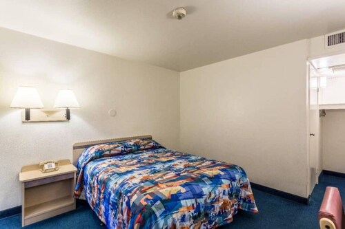1 Queen Bed | Mob Acc RI Shwr Nsmk Micfridg