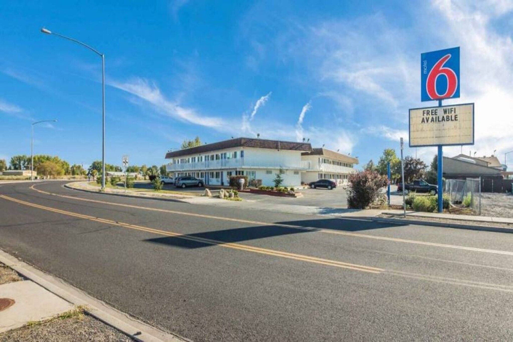 A motel with a large sign indicating free WiFi.