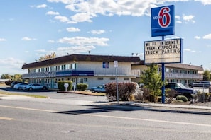 A motel with a sign indicating WiFi, internet, and weekly special truck parking.
