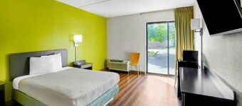 1 King Bed | Non-Smoking, Micfridge