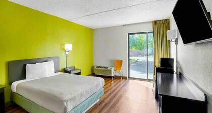 1 King Bed | Non-Smoking, Micfridge