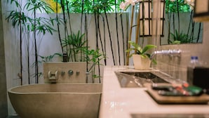 Suite, pemandangan kolam renang | Kamar mandi