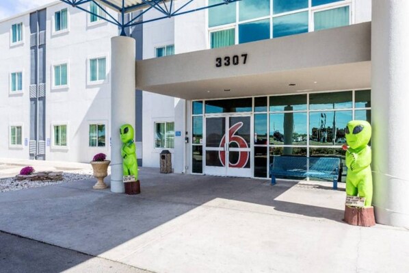 A building with a large glass entrance and the number 3307 above it. - Spacious 2-Bed|Free Parking|Wifi (Roswell)
