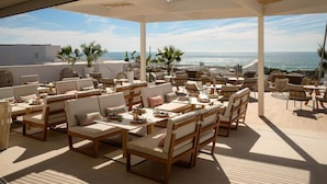 Outdoor dining - Amare Beach Hotel Sancti Petri (Chiclana de la Frontera)