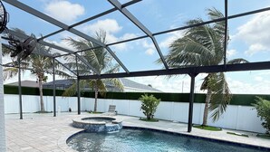 Pool - Peaceful studio with AC in charming Cape Coral & seasonal pool and jacuzzi (Cape Coral)