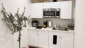 Private kitchen - Peaceful studio with AC in charming Cape Coral & seasonal pool and jacuzzi (Cape Coral)