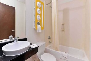 Un bagno con lavandino, wc, vasca e doccia.