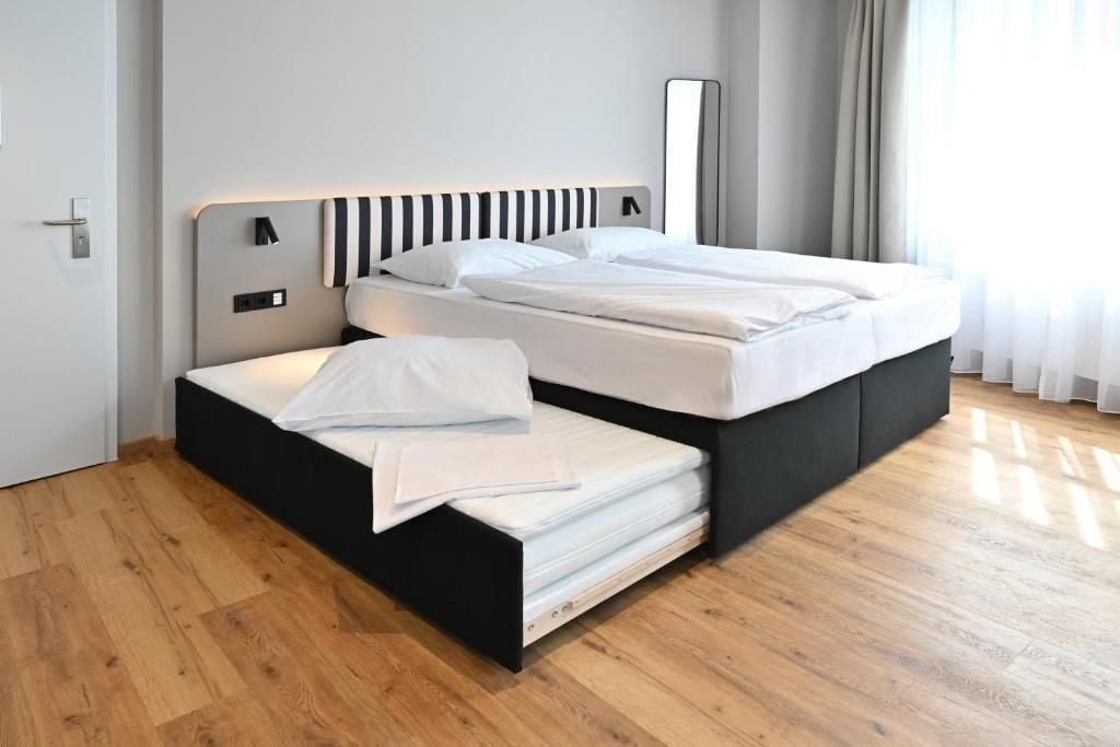 Departamento, cocina, vista a la ciudad | Espacio para trabajar con laptop y tabla de planchar con plancha 