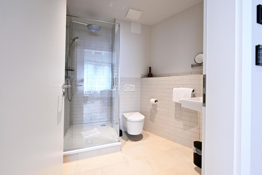 Departamento, cocina, vista a la ciudad | Baño | Regadera, secadora de cabello, toallas, papel de baño 
