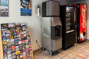 Een automaat, een koelkast en een boekenstand met reisgidsen.