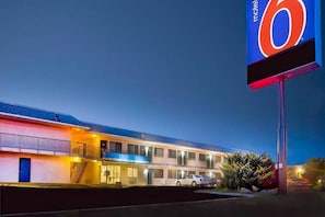 A motel with a large sign, a parking lot, and a building with multiple windows and a balcony. - Cozy 2-bed Room|Pool|Free Parking (TUCUMCARI)