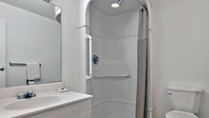 Une salle de bain moderne équipée d’une douche, de toilettes et d’un lavabo.