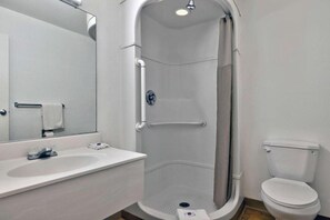 Une salle de bain moderne équipée d’une douche, de toilettes et d’un lavabo.