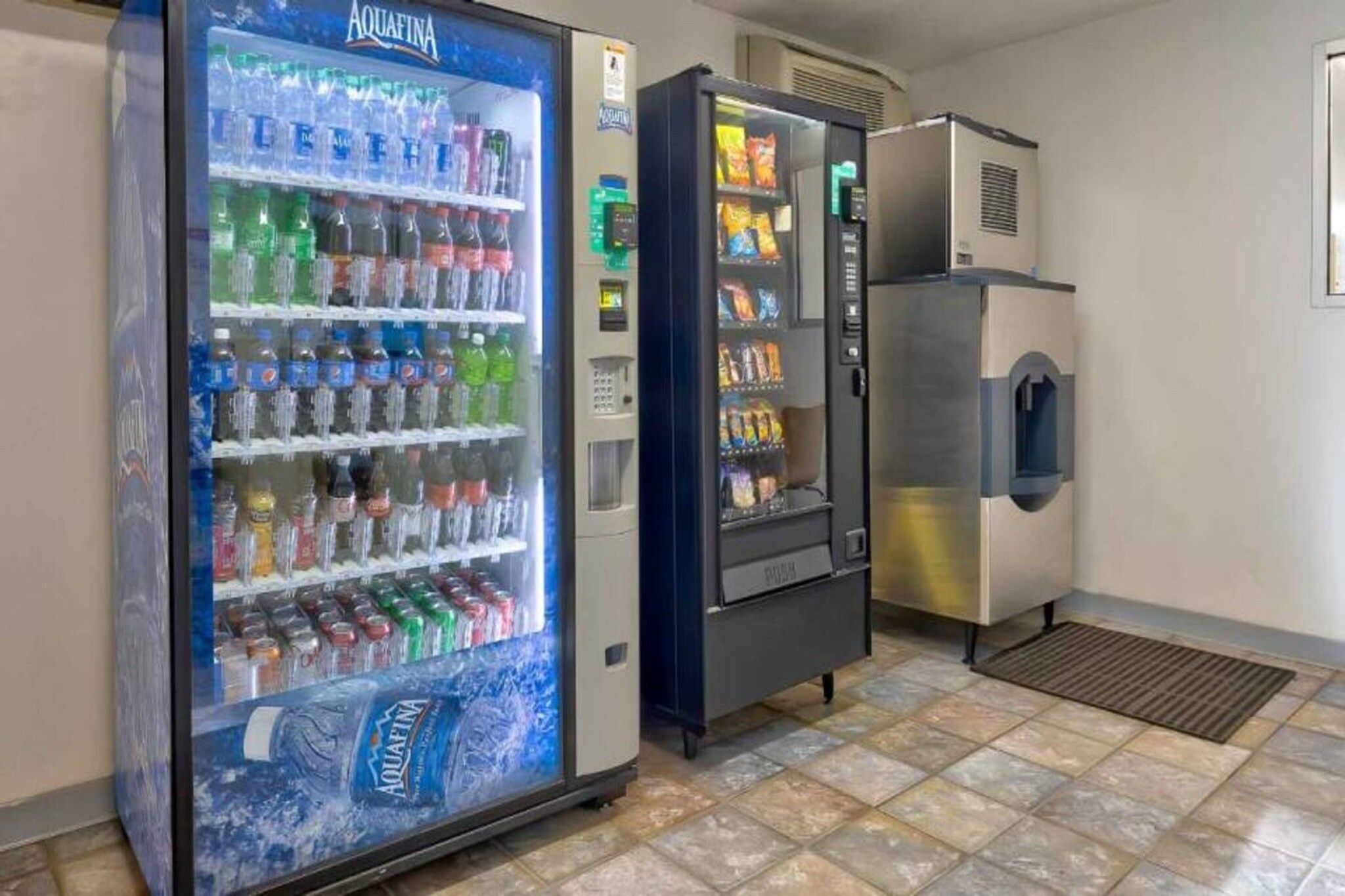 Et område med salgsautomater, inklusive en vanddåseautomat og en automater til snacks.