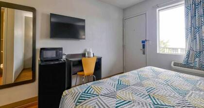 Spacious 1 Queen Bed|Free Wifi