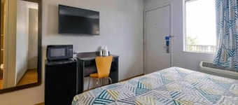 Spacious 1 Queen Bed|Free Wifi