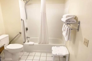 Ein Badezimmer mit Toilette, einer Duschkabine und einem Handtuchhalter.