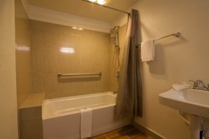 Ein Badezimmer mit Badewanne, Dusche und Waschbecken.