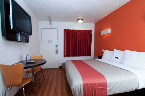 1 King Bed | Non Smoking