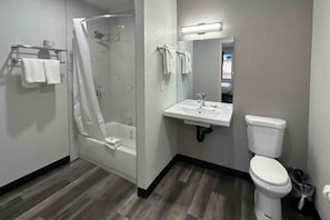 Ein Badezimmer mit Dusche, Waschbecken und Toilette.