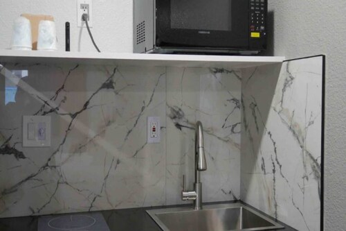 2 Queen Beds|NS|Kitchen