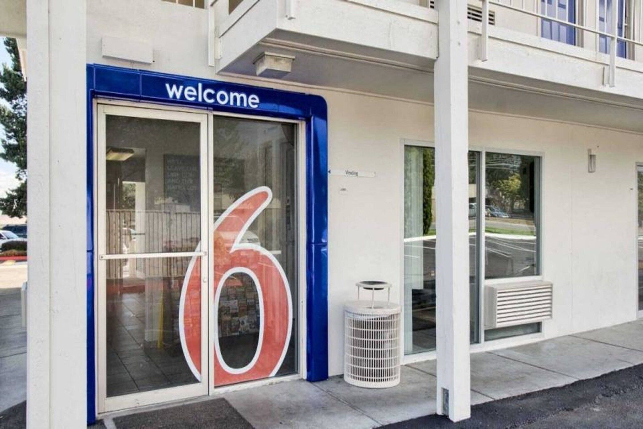 L'ingresso di un edificio con un cartello che dice 'welcome' e il numero '6' sulla porta.