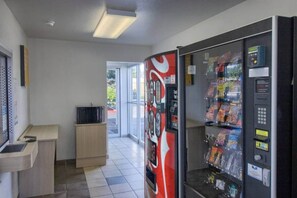 Een automatenruimte met een Coca-Cola automaat, een magnetron en een klein aanrecht.
