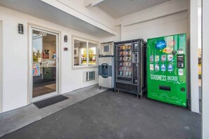 Entrada de um edifício com dispensador de água e máquina de vendas.