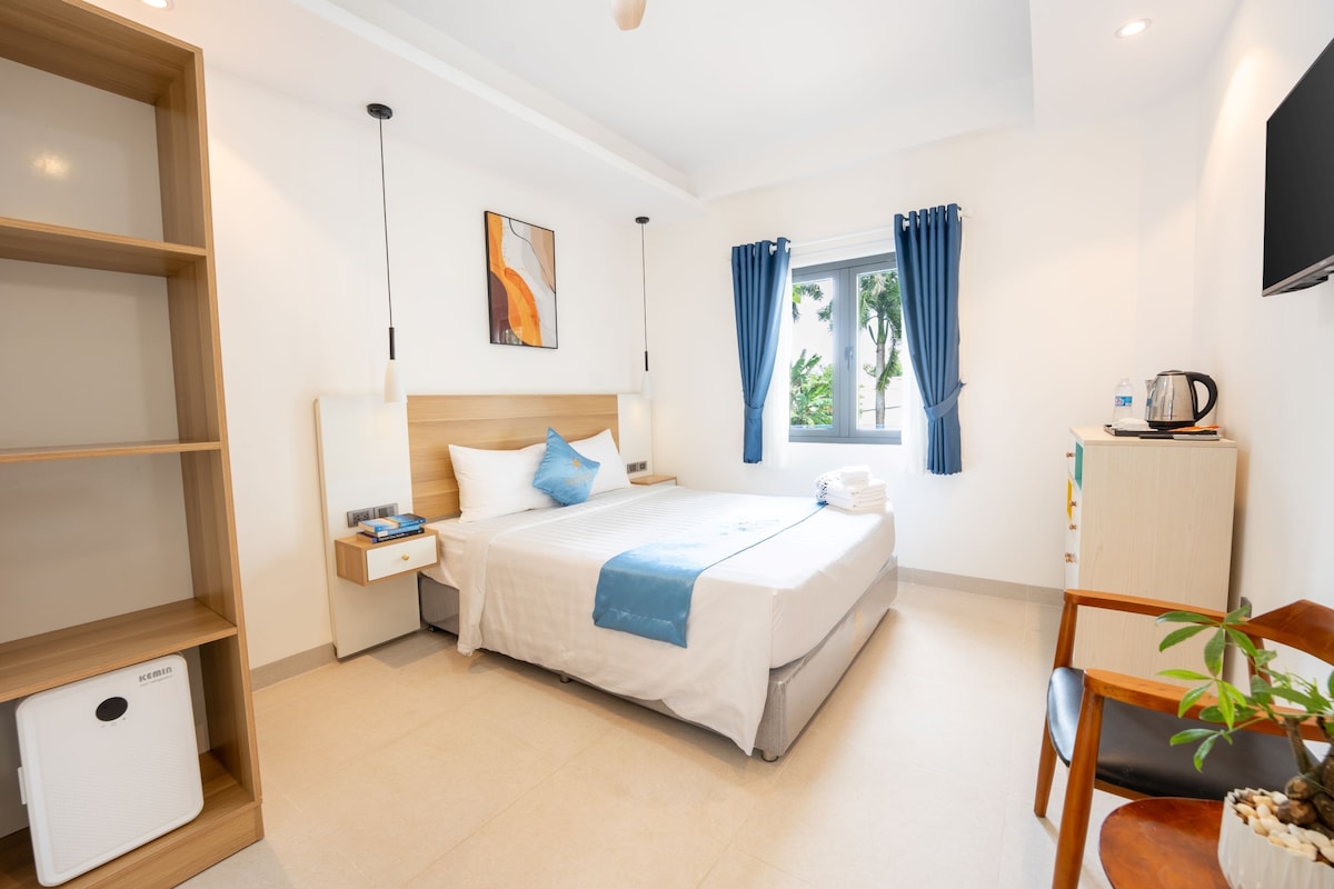 Habitación con 2 camas individuales, 1 cama de matrimonio | Colchones viscoelásticos, caja fuerte, escritorio y cortinas opacas