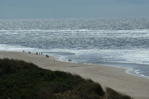 A beach with people walking along the shore. - Holiday apartment with 1 bedroom (Westerland)