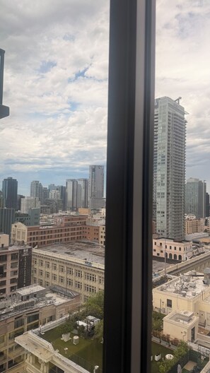 A cityscape with high-rise buildings, a mix of modern and older architecture, and a clear sky. - Cozy 1-master bedroom in adorable Downtown, Los Angeles with AC , gym, parking (Los Angeles)