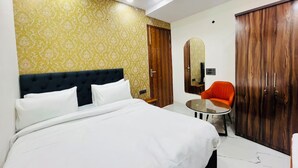 Basic-Doppelzimmer, Balkon, Stadtblick | Schreibtisch, kostenloses WLAN