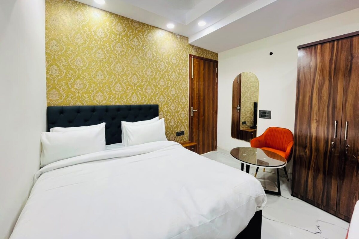 Habitación básica doble, balcón, vistas a la ciudad | Escritorio y wifi gratis