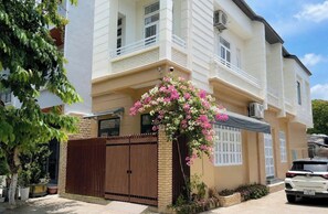 Exterior - Cozy New Home - 10 Min to My Khe Beach (Đà Nẵng)