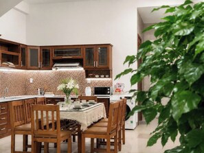 Dining - Cozy New Home - 10 Min to My Khe Beach (Đà Nẵng)