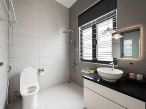 Bathroom - Cozy New Home - 10 Min to My Khe Beach (Đà Nẵng)