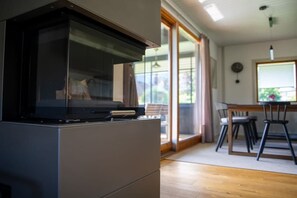 Une cuisine moderne dotée d’un four encastré et d’un coin repas avec une table et des chaises.