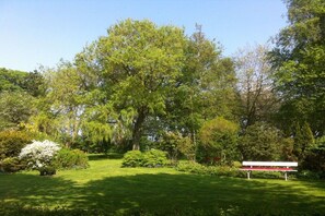 A park with a bench and various trees. - Holiday apartment with 2 bedrooms (Fehmarn)