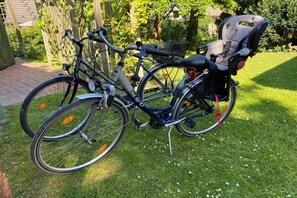 A bicycle with a child seat attached, parked on a grassy area. - Holiday home with 1 bedroom (Reinsbüttel)