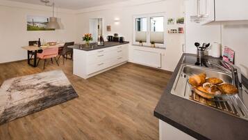 Coffee/tea maker, fridge, oven, stovetop