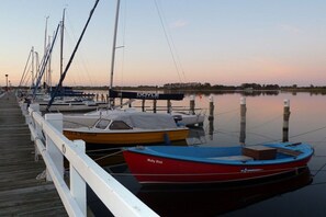 A marina with docked sailboats and a wooden pier. - Holiday apartment with 2 bedrooms (Fehmarn-Burtiefe)