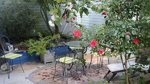 Outdoor dining - Tranquil 1-bedroom house in charming Plogonnec perfect for getaway (Plogonnec)