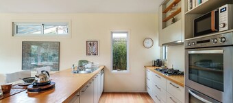 Poolside Escape, Walk to shops and Beach, Spacious