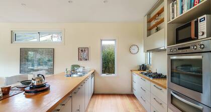 Poolside Escape, Walk to shops and Beach, Spacious