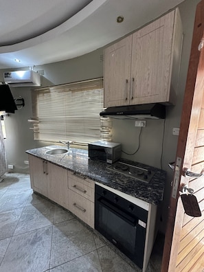 迷你雪櫃、微波爐、焗爐、廚房用具/餐具/器皿