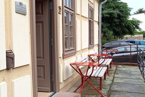 A building entrance with a door, windows, and outdoor seating. - Holiday home in Tangermünde with Wi-Fi (Tangermünde)