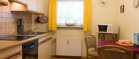 Coffee/tea maker, fridge, microwave, oven