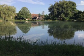 Eine friedliche Seelage mit einem rustikalen Haus und üppigem Grün.