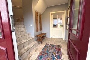 A staircase leading to a door with a patterned rug on the floor. - Holiday home with 3 bedrooms (Schönberg Brasilien)